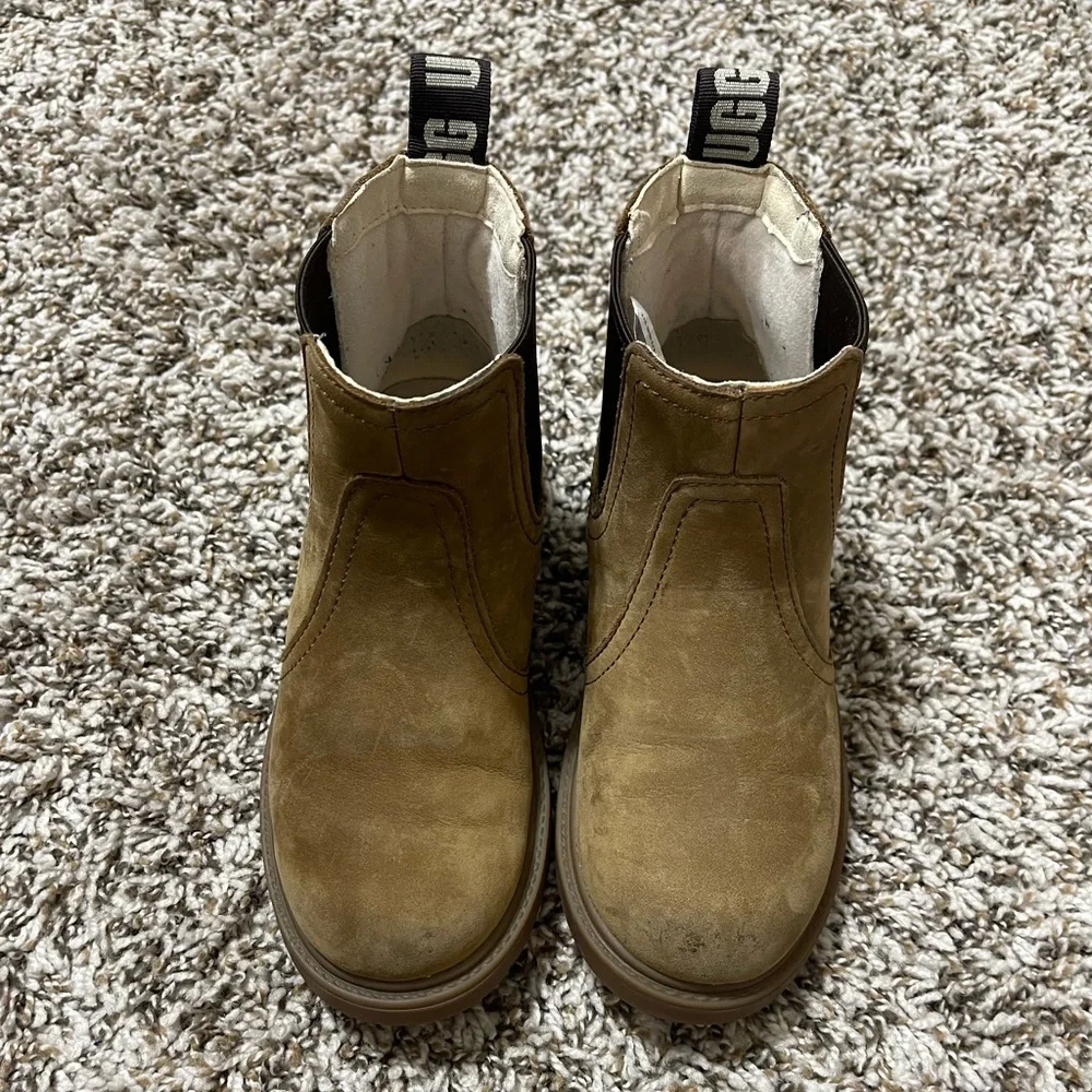 Boys UGG Boots - Picture 4 of 8